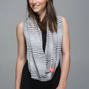 Lululemon Customizable Snap Vinyasa Shawl Scarf in Rulu Grey Stripe